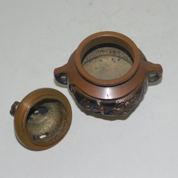 청동으로된 해태용 삼족향로