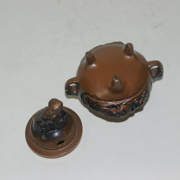 청동으로된 해태용 삼족향로