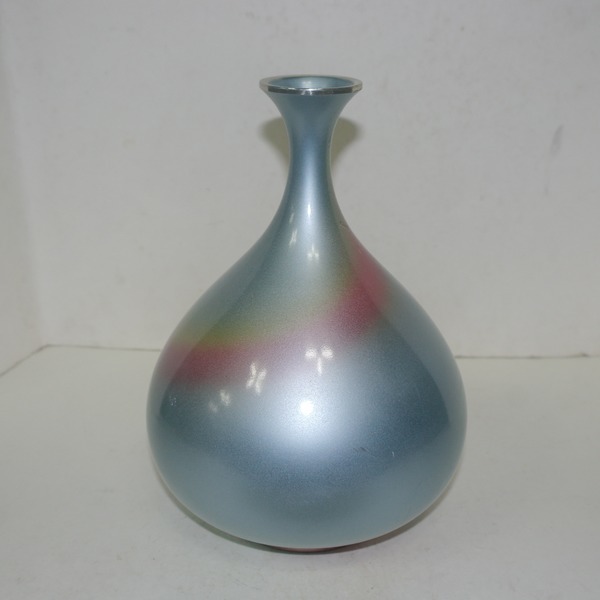 묵직한 금속합금으로 된 한송이 화병