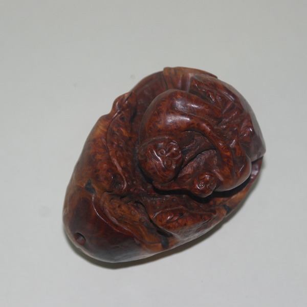 나무에 조각된 원숭이 조각상