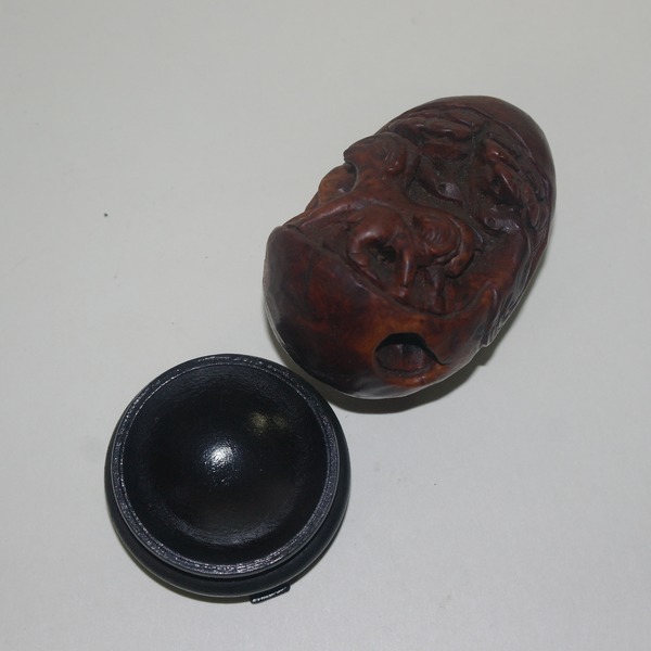 나무에 조각된 양 조각상