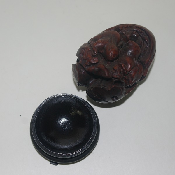 나무에 조각된 토끼 조각상