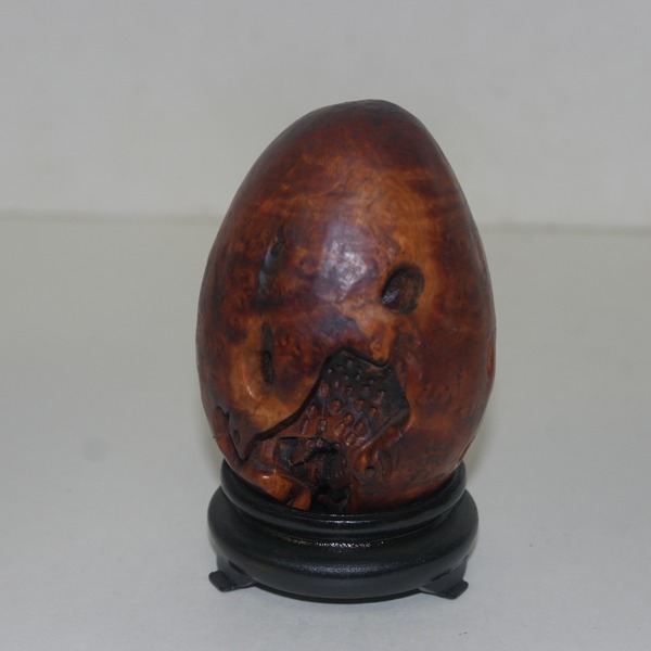 나무에 조각된 뱀 조각상