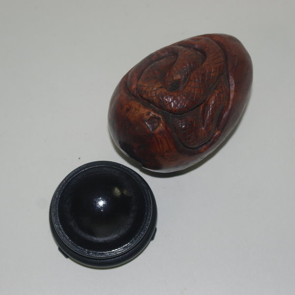 나무에 조각된 뱀 조각상