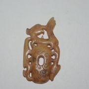 홍산문화-퇴화황옥돌에 해태용이조각된 옥패