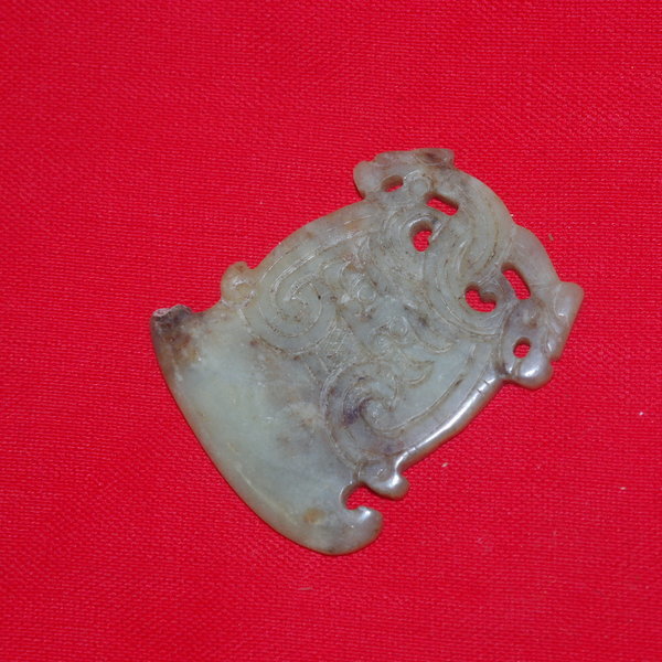 퇴화백옥돌로된 도끼모양옥패