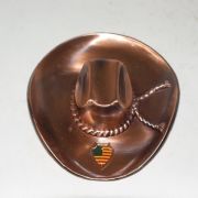 금속으로된 미국국기가 있는 모자장식품