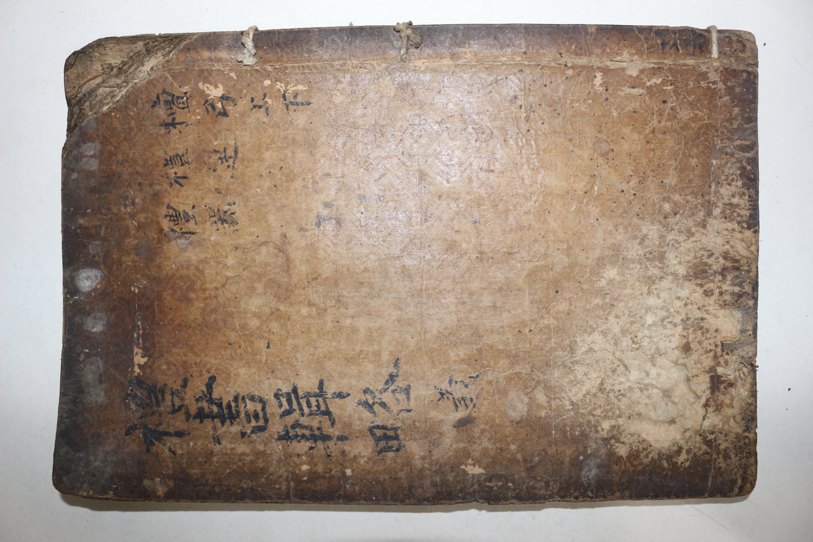 두꺼운 다듬이장지에 잘정서된 고필사본 예서집략(禮書輯略) 1책
