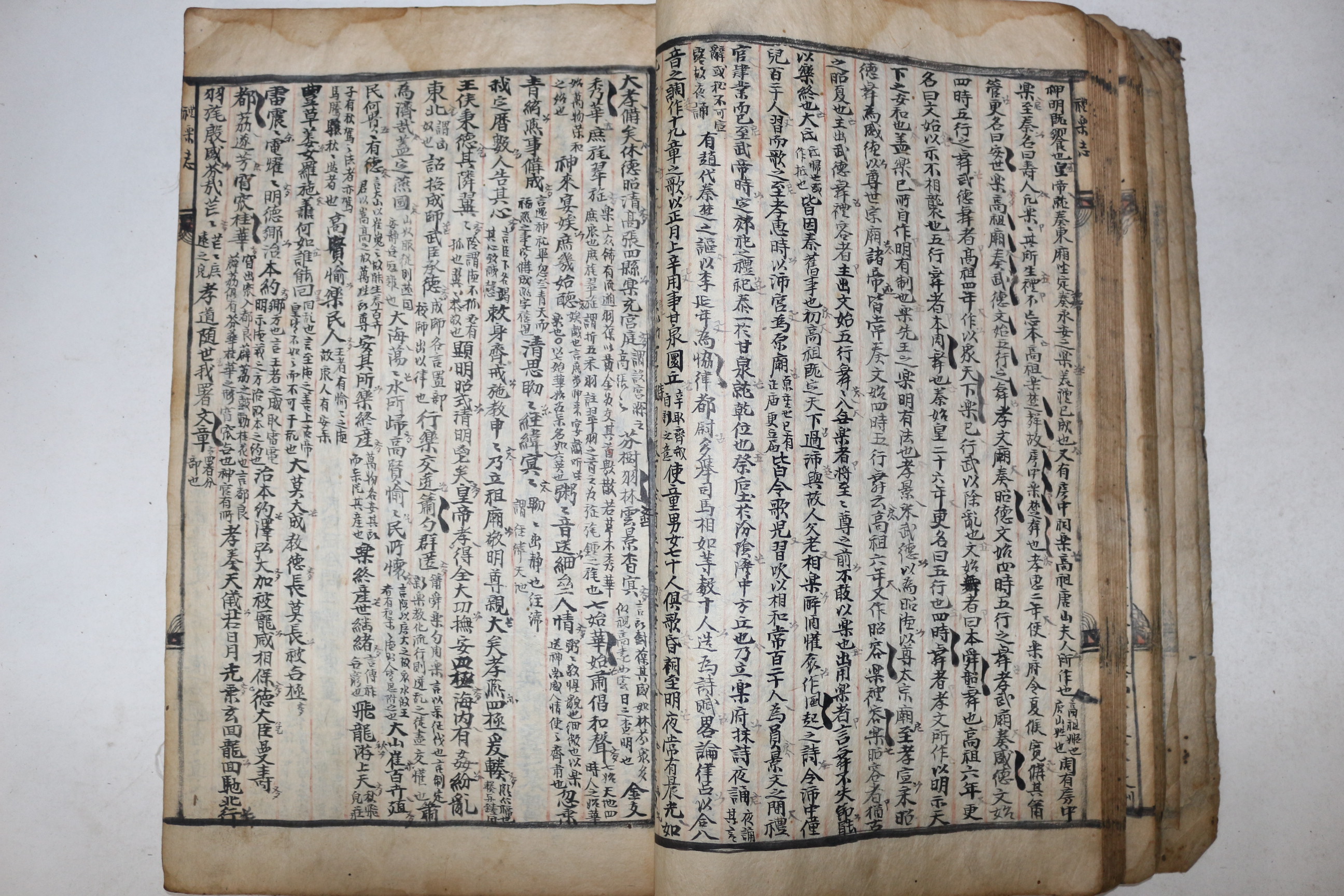 300년이상된 축쳐지는 다듬이장지 표지앞뒤 나비와 꽃그림이 그려진 한서합부(漢書合部) 1책완질