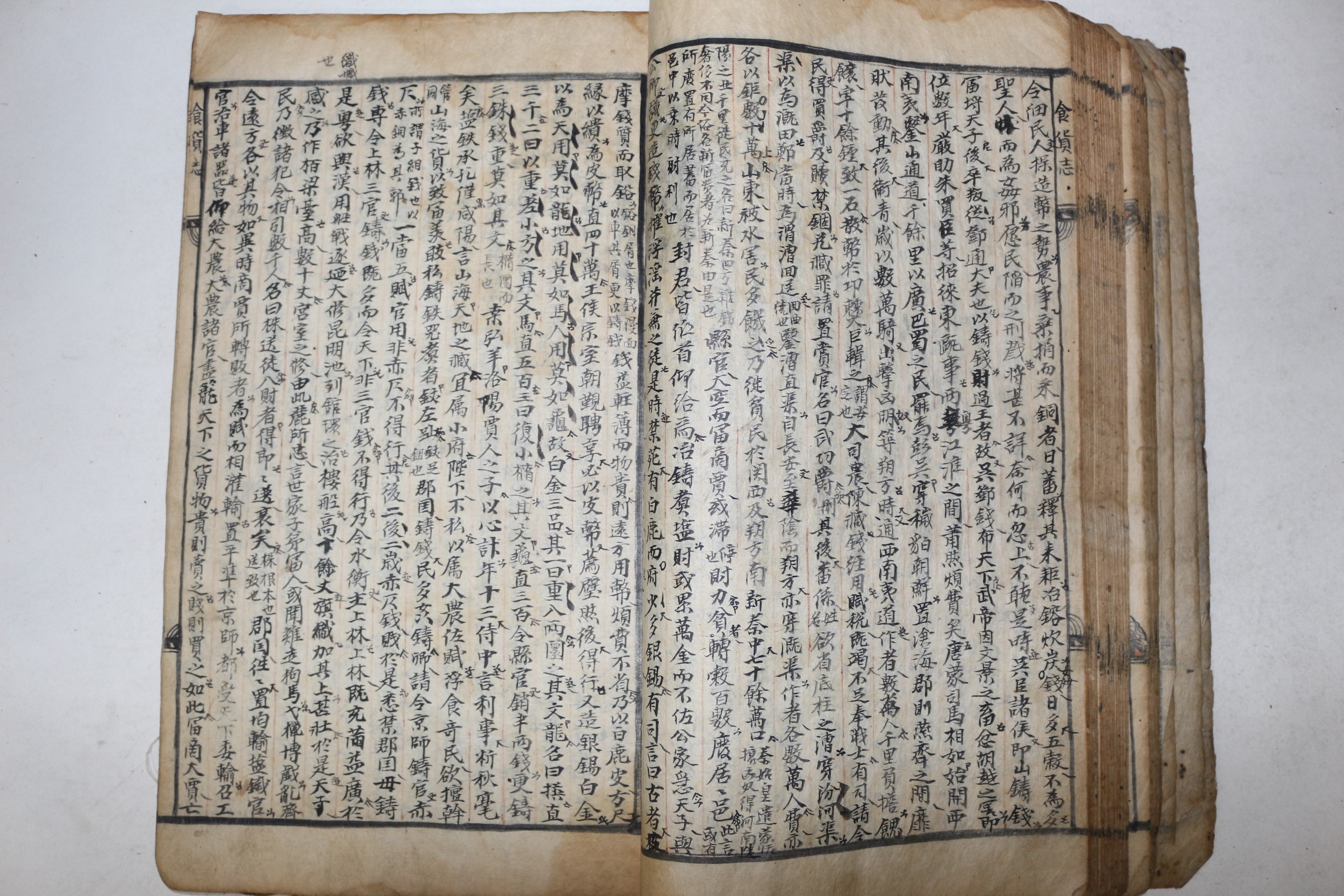 300년이상된 축쳐지는 다듬이장지 표지앞뒤 나비와 꽃그림이 그려진 한서합부(漢書合部) 1책완질