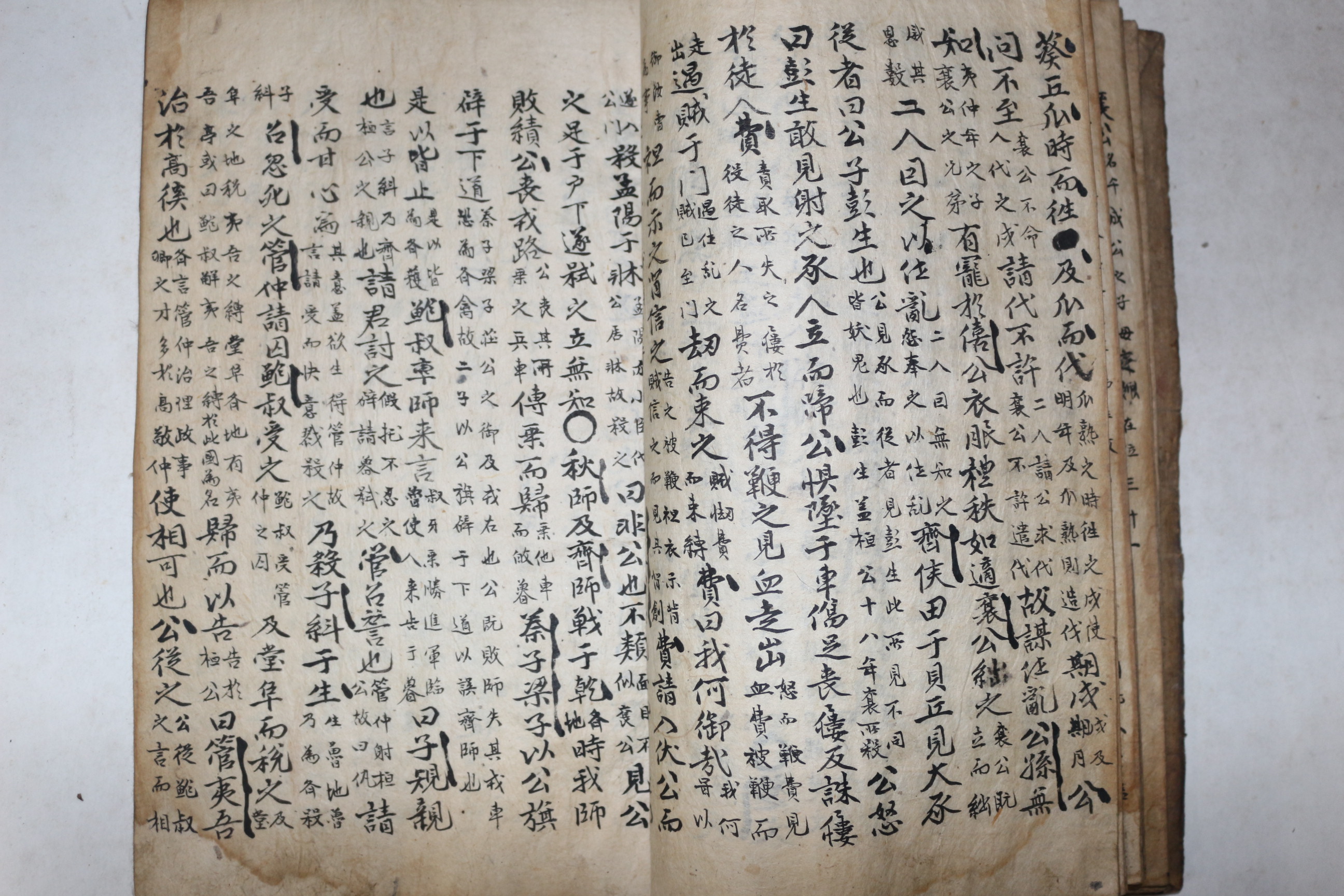 다듬이 장지에 잘정서된 고필사본 좌전 1책