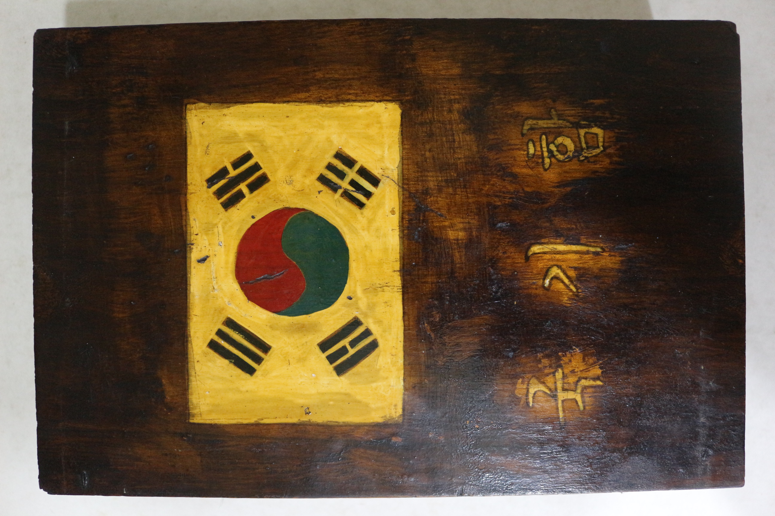 근대사 나무로된 국기함에 광목천 태극기