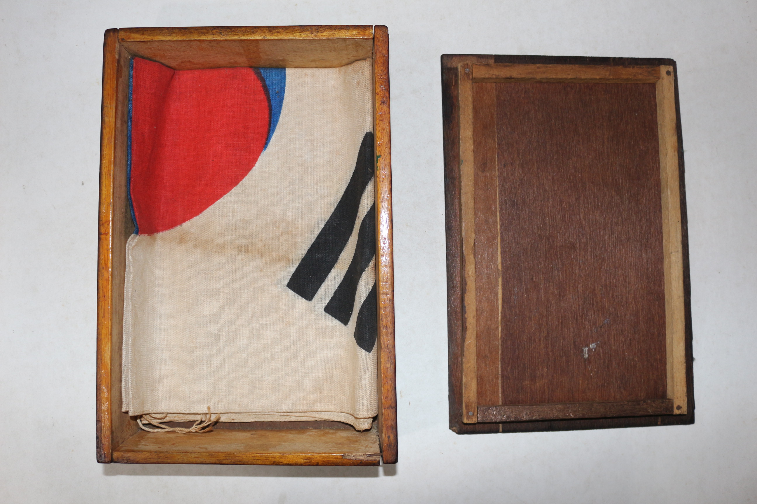 근대사 나무로된 국기함에 광목천 태극기