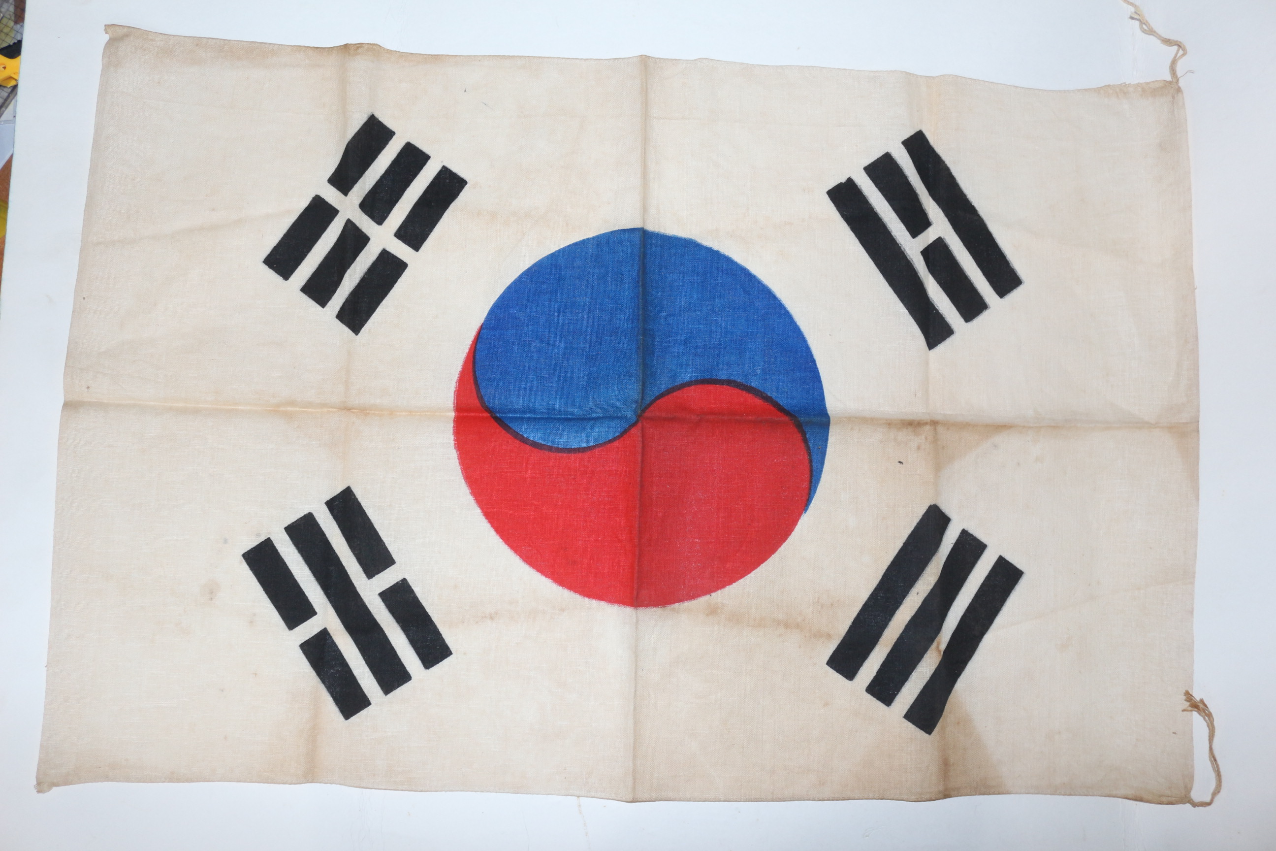 근대사 나무로된 국기함에 광목천 태극기