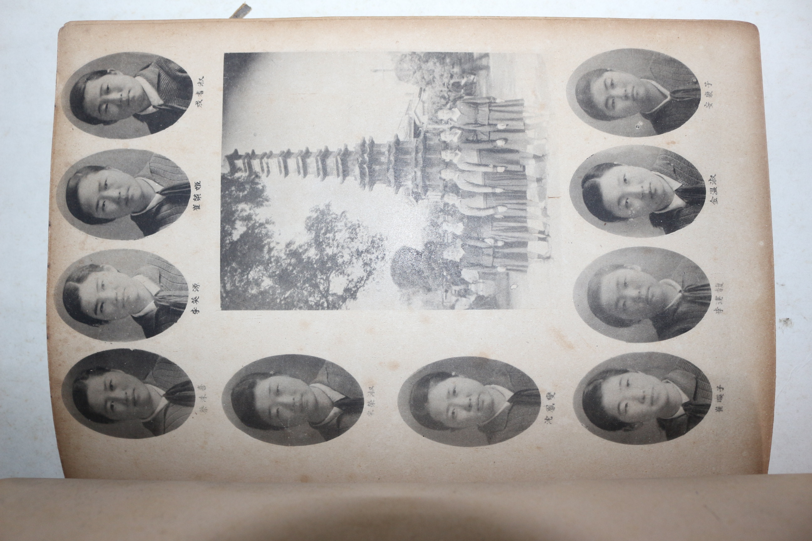 1946년 난석소품을 저술한 박은혜(朴恩惠)가 교장으로 있는 경성여자중학교 졸업앨범
