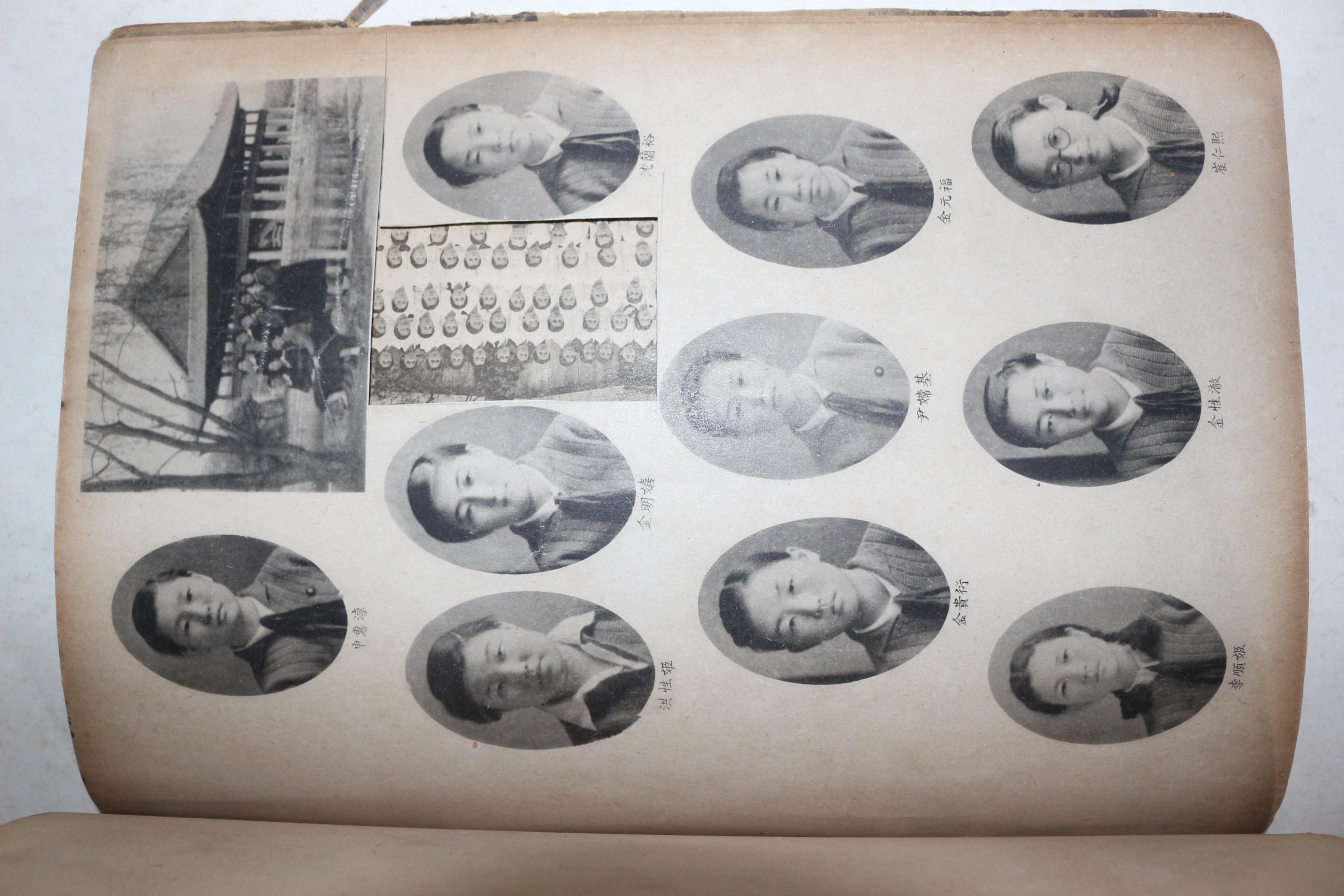 1946년 난석소품을 저술한 박은혜(朴恩惠)가 교장으로 있는 경성여자중학교 졸업앨범